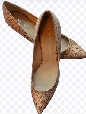 Nine West Beige Snake-Print leather Pointed Toe Pumps size 91/2 great condition